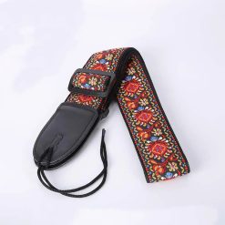 Correa de tela con un patrón floral bordado en rojo