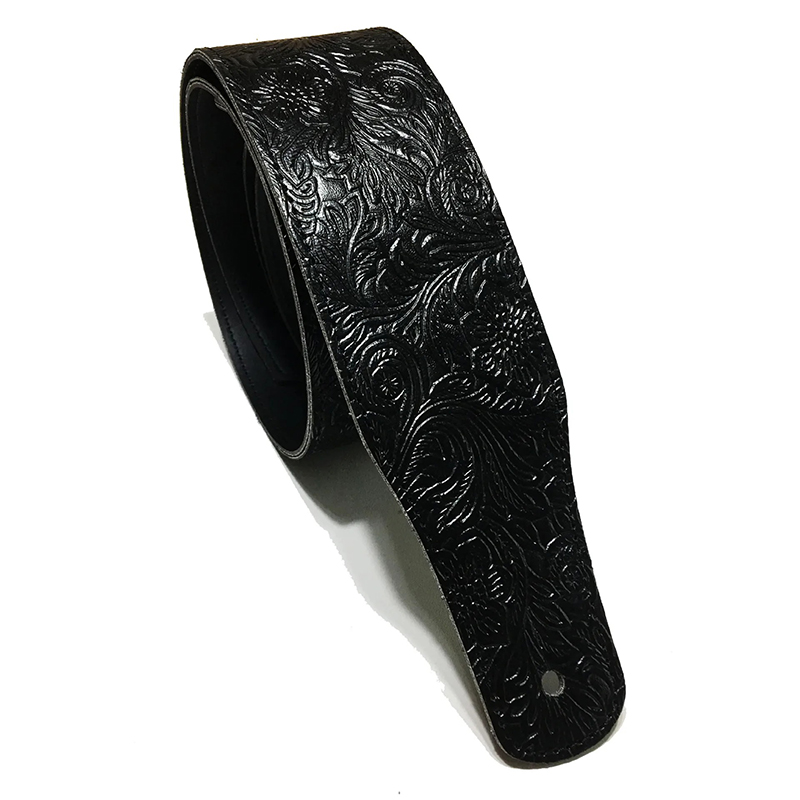 Correa de cuero sintético con impresiones en relieve de color negro