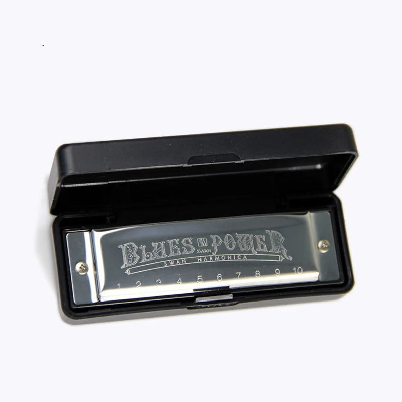 vista completa de armónica diatónica de diseño blues en metal con estuche de latón