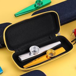 Estuche de dos kazoos de metal de color aleatorio