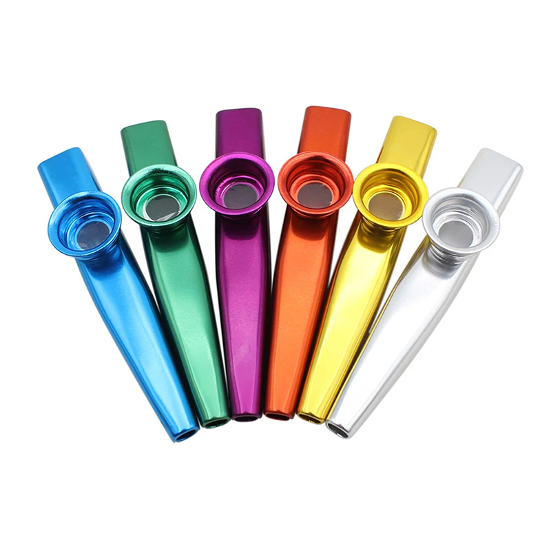 colores aleatorios disponibles. Estuche de dos kazoos de metal de color aleatorio