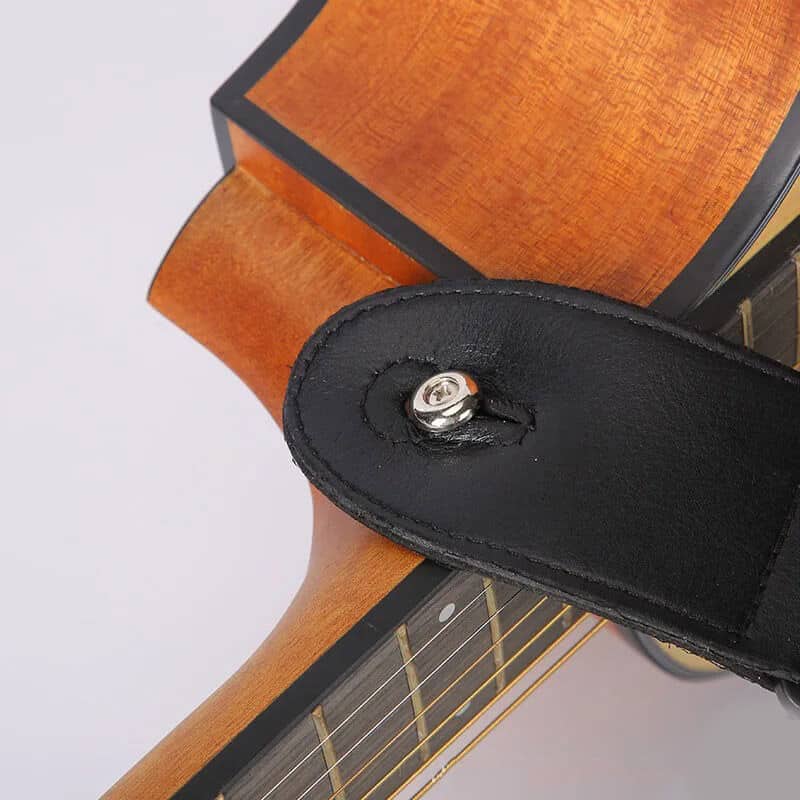 detalle de correa de tela con un patrón psicodélico en negro y gris
