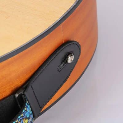 detalles de fijación de correa de tela con un patrón floral bordado en azul