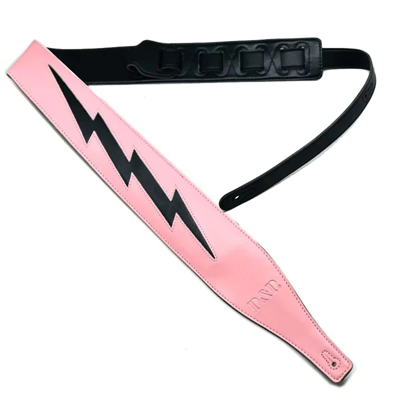 Correa de guitarra de cuero con diseño icónico de rayo, en color negro sobre rosa