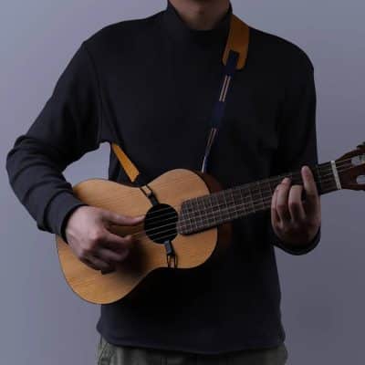 Correa muy fina para ukelele con hombrera, vista puesta