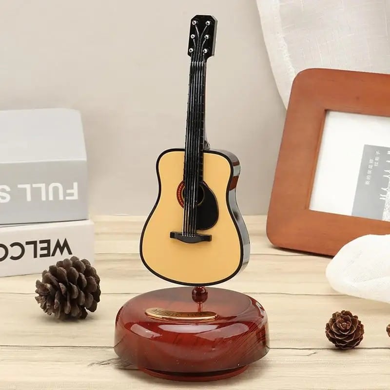 Guitarra miniatura, guitarra clásica en caja de música rotativa.