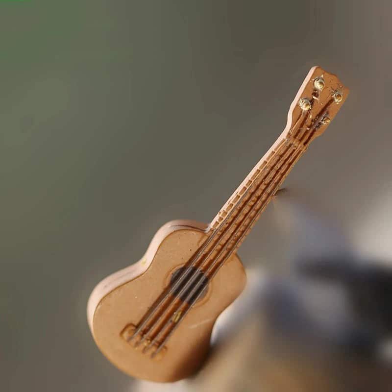 Miniatura de guitarra acústica realista hecha de plástico