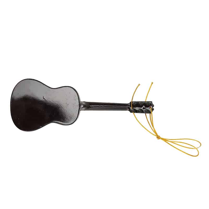 vista detallada de una miniatura de guitarra acústica realista de madera para colgar