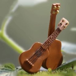 vista detallada de una miniatura de guitarra acústica realista hecha de plástico