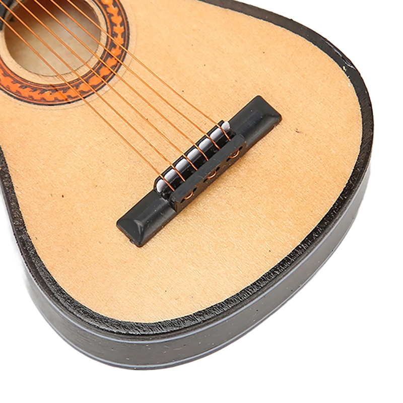 vista detallada de una miniatura de guitarra acústica realista de madera para colgar