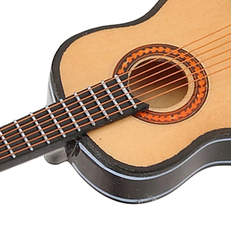 vista trasera de una miniatura de guitarra acústica realista de madera para colgar