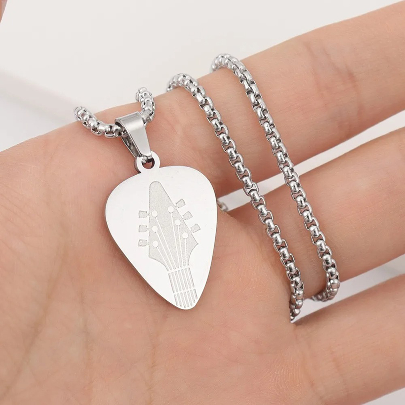 Colgante de Púa de Guitarra Grabada - Elección Clásica o Dorada - color plata