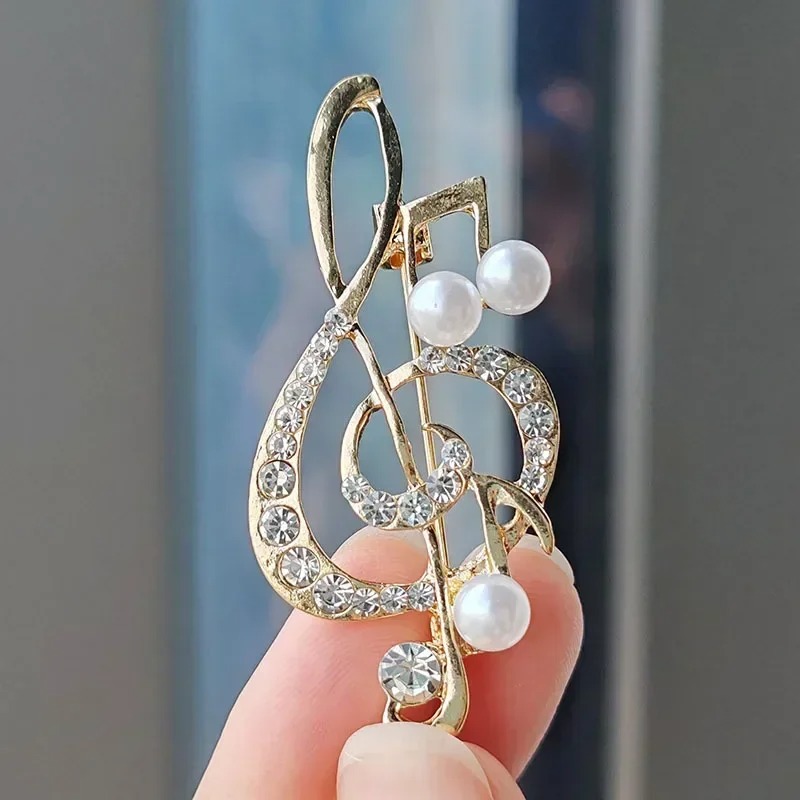 Broche de Clave de Sol adornada con Strass y perlas