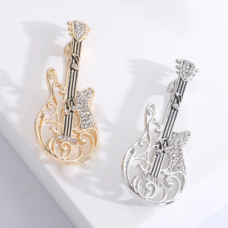 Broche con Diseño de Guitarra Eléctrica Perforada con Motivo de Notas Musicales y Strass