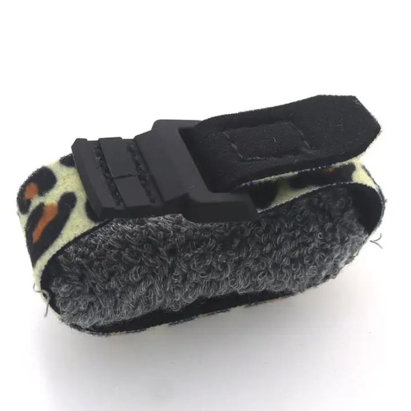 Detalles del amortiguador silencioso de cuerdas de guitarra con patrón de leopardo