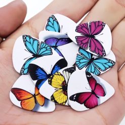 Vista detallada del conjunto de 10 púas con diseños de mariposas coloridas - 3 grosores disponibles
