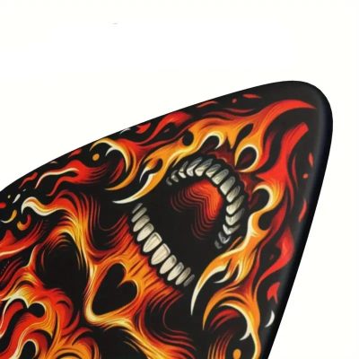 Vista completa del conjunto de 6 púas de guitarra con diseño de calavera de heavy metal - 3 tamaños con soporte para púas incluido