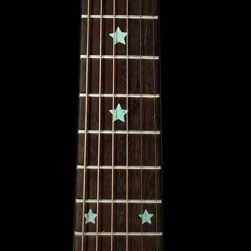 Vista detallada de las marcas del diapasón con patrón de estrellas