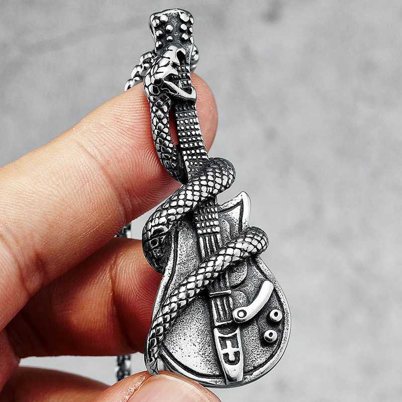 vista detallada del Colgante de Guitarra Heavy Metal Rock con una Guitarra Envuelta por una Serpiente