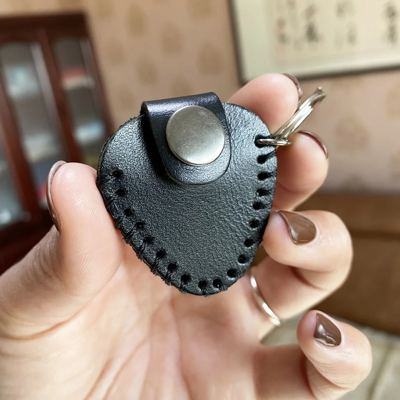 Llavero de guitarra en cuero auténtico con estuche para púas