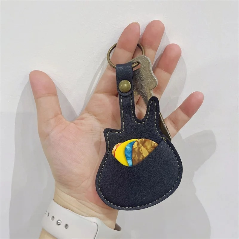 Verwendung des Gitarrenschlüsselanhängers als Plektrum-Etui