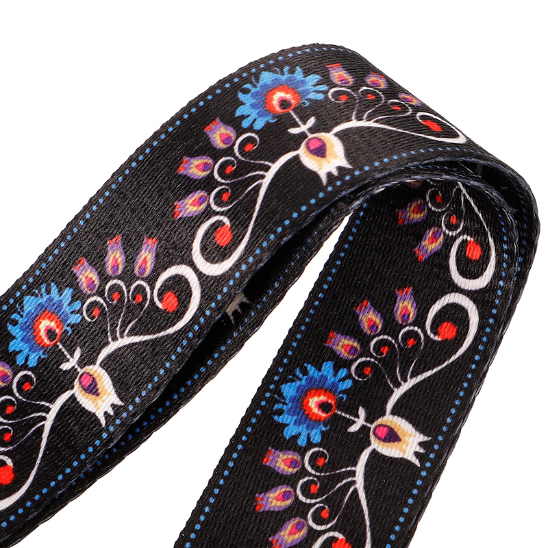 Primer plano de la correa de banjo con diseño bohemio de flores