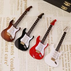 Magnífica Miniatura de Guitarra Eléctrica en Rojo o Negro con Caja de Almacenamiento en 4 Tamaños a Elegir