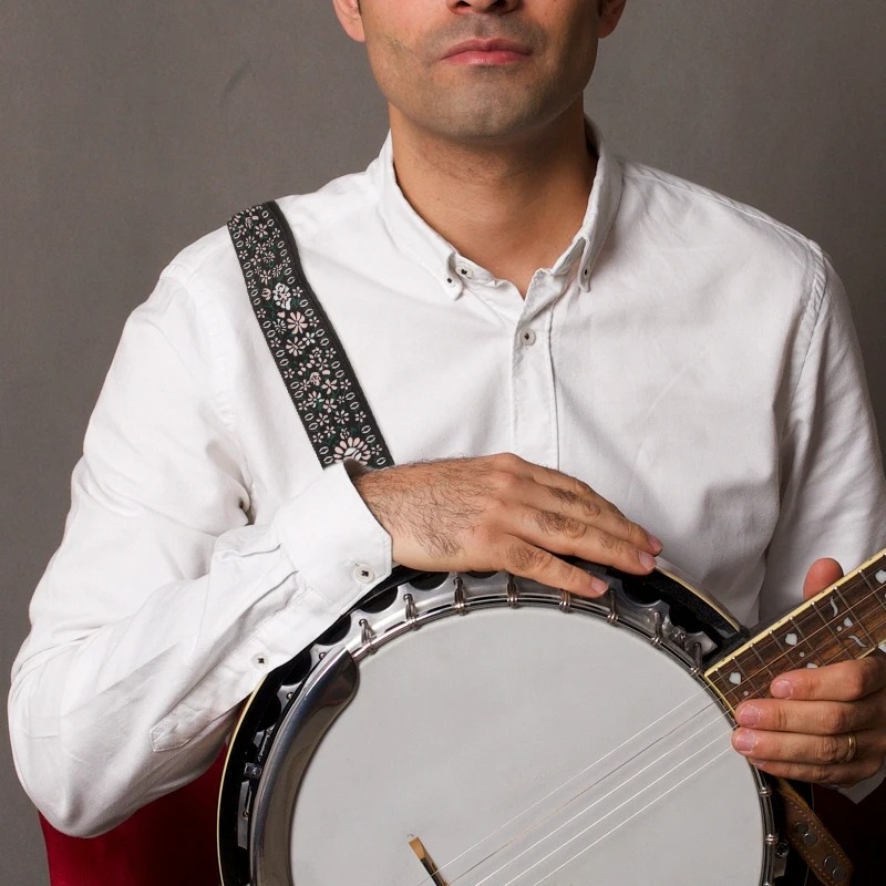 Magnífica Correa de Banjo Bordada con Diseño Floral en Negro