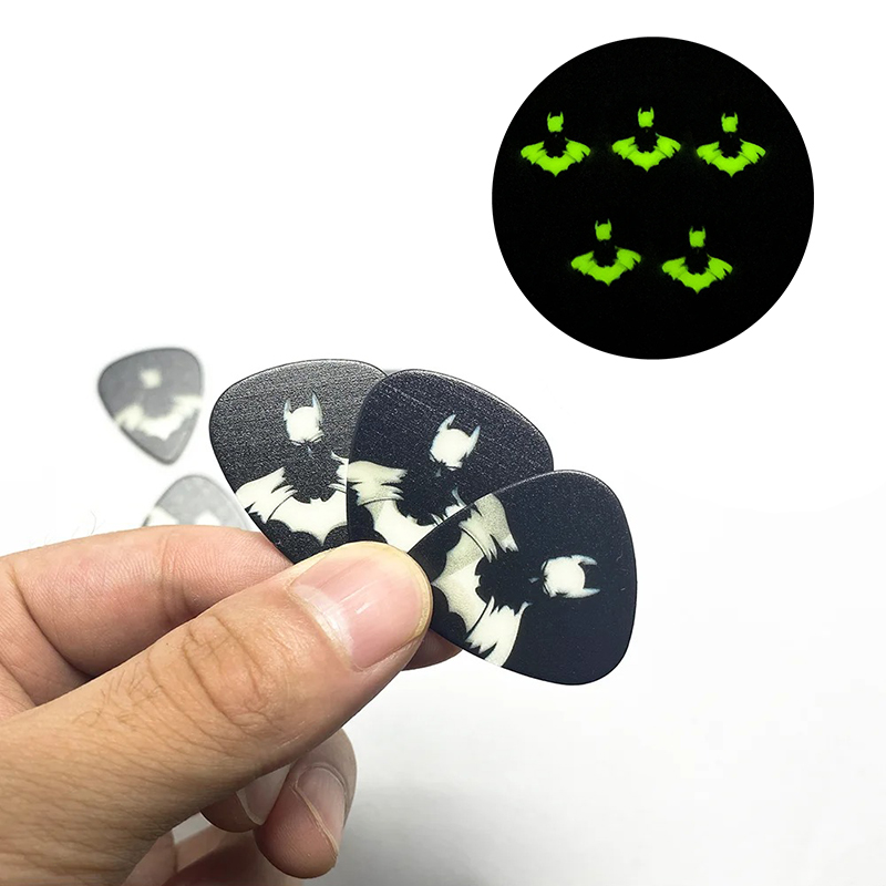 Detalles de las púas de guitarra con diseño de murciélagos, disponibles en lotes de 5 o 50 piezas