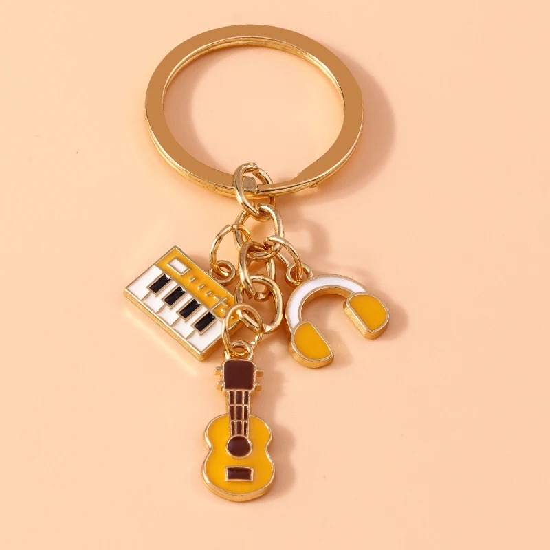 Llavero de guitarra e instrumentos musicales de metal en color amarillo