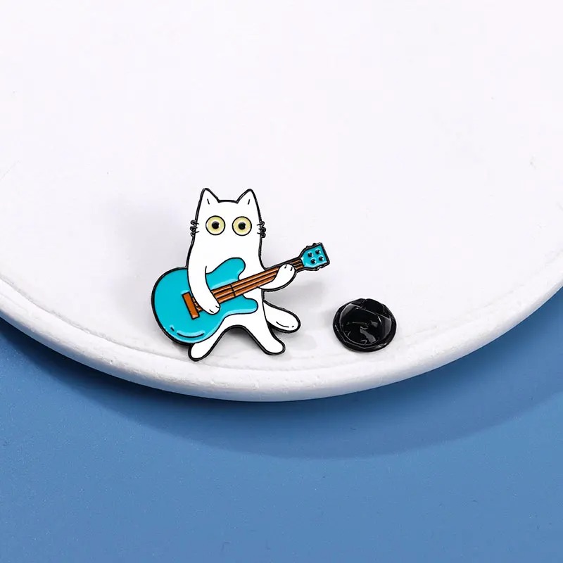 Pins esmaltado de Gato tocando la Guitarra