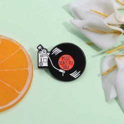 Vista completa del Pin esmaltado de Vinilo Retro Music Heal My Soul
