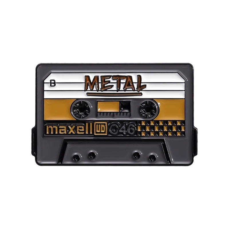 Pins esmaltado colorido con diseño de Cassette Retro y la inscripción METAL