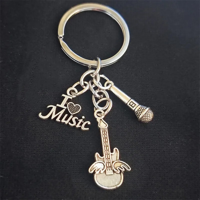 Detalles del llavero de guitarra en forma de corazón con música
