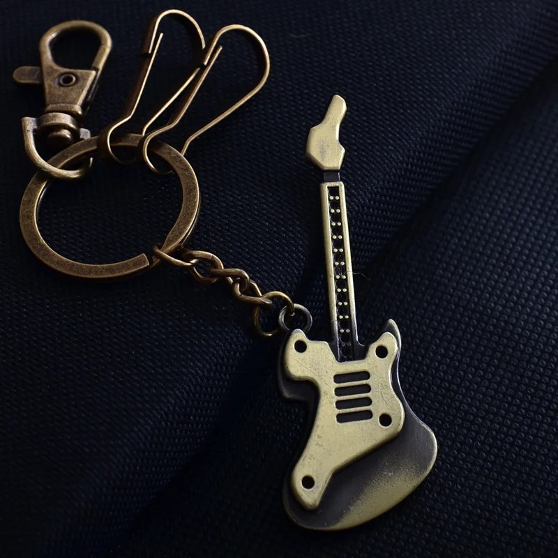Vista completa del llavero de guitarra eléctrica retro