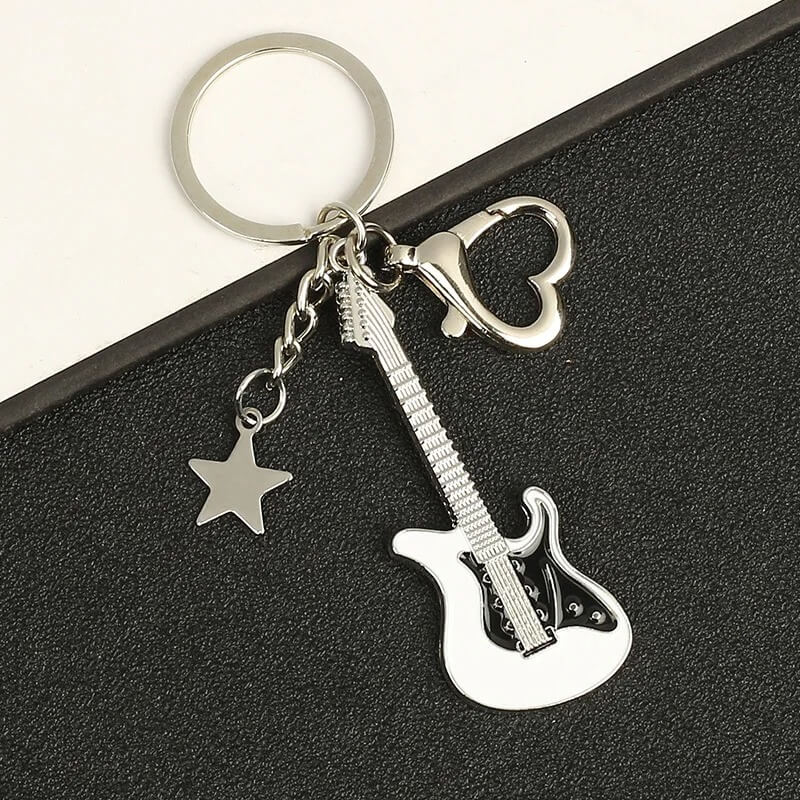 Llavero de guitarra eléctrica con encanto de estrella y mosquetón en forma de corazón - modelo blanco