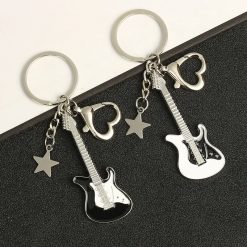 Llavero de guitarra eléctrica con encanto de estrella y mosquetón en forma de corazón