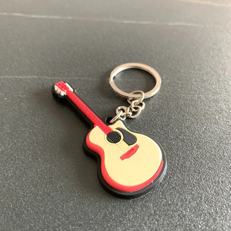 Llavero de guitarra acústica de caucho suave