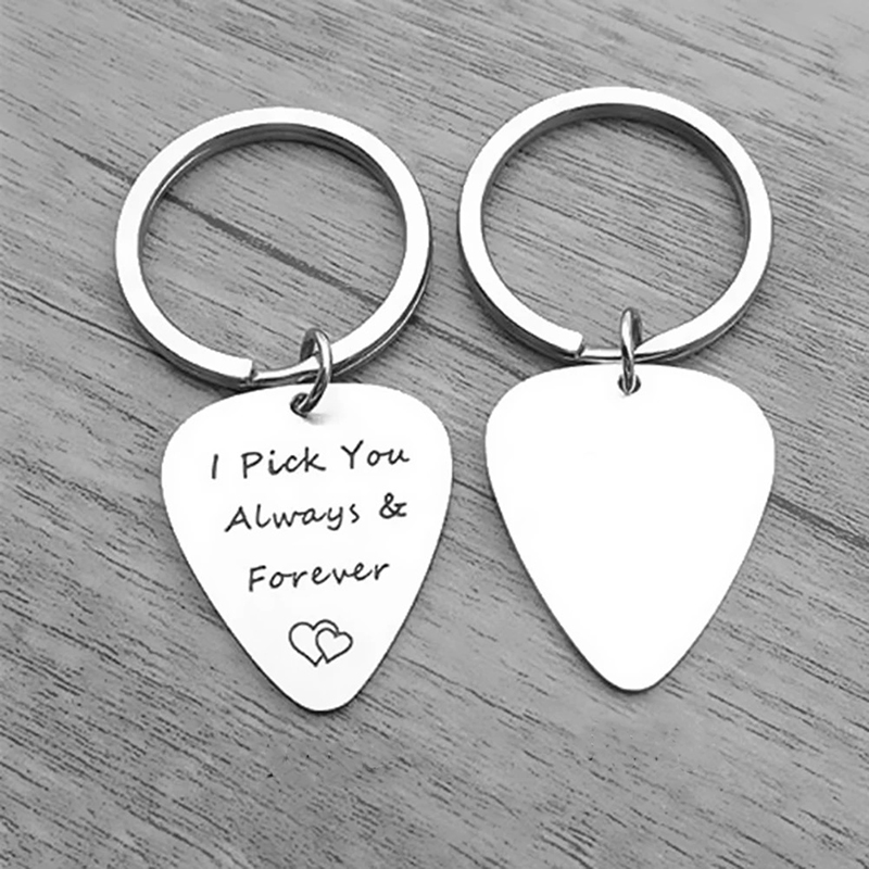Anverso y reverso de un llavero púa de guitarra con mensaje de amor