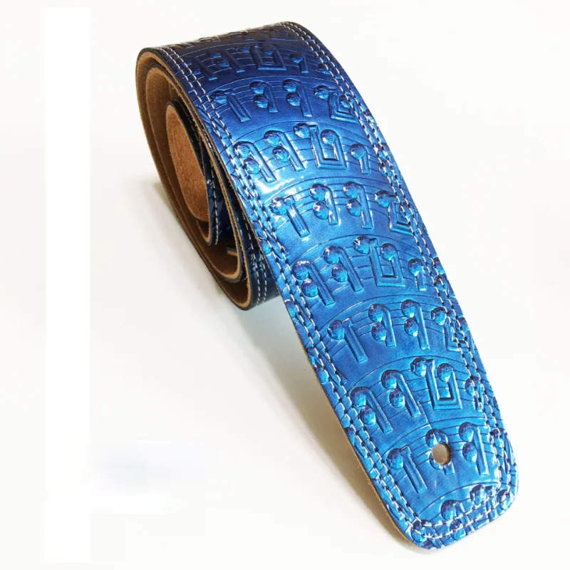 Correa de guitarra de cuero con patrones de notas musicales en color oro