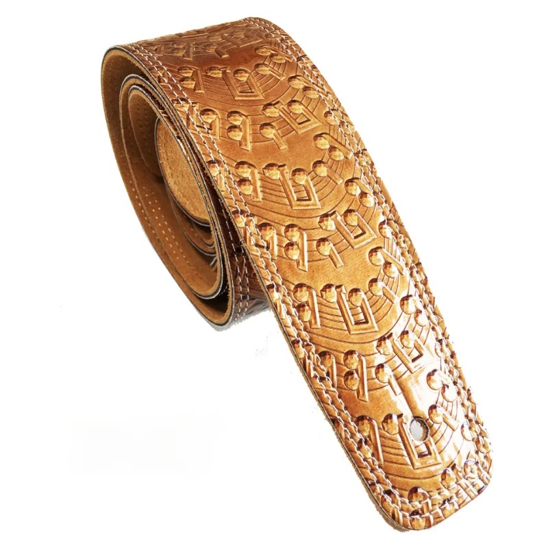 Correa de guitarra de cuero con patrones de notas musicales de color oro