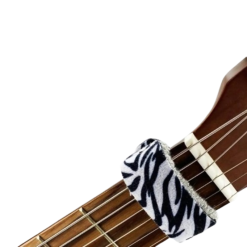 Vista detallada del amortiguador de cuerdas de guitarra con patrón de cebra