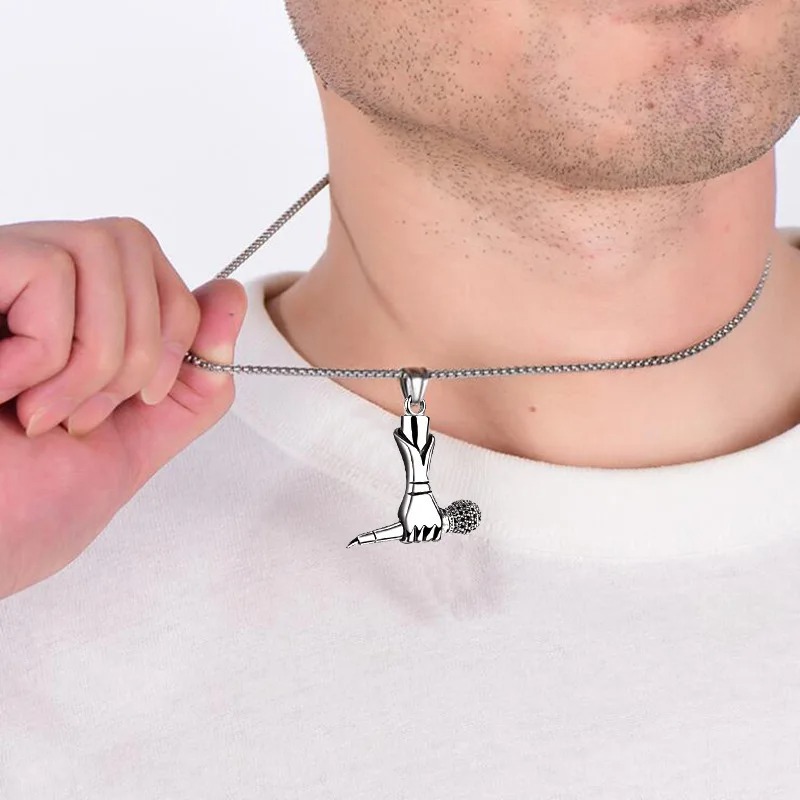 Vista del Collar Colgante de Micrófono de Mano - Estilo Rock y Música