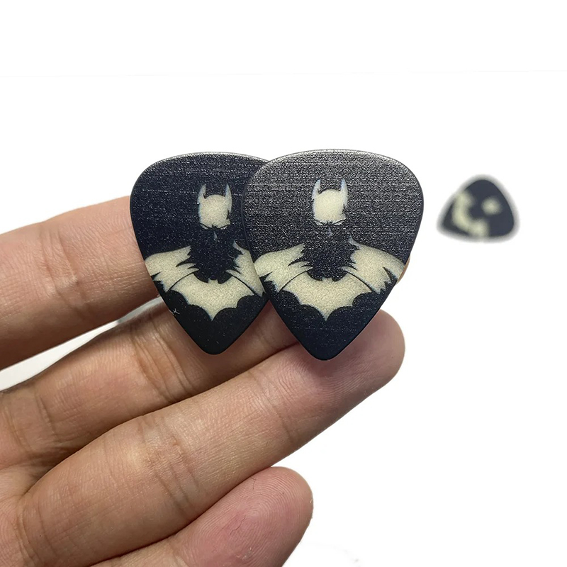 detalles completos de las púas de guitarra con motivo de murciélagos