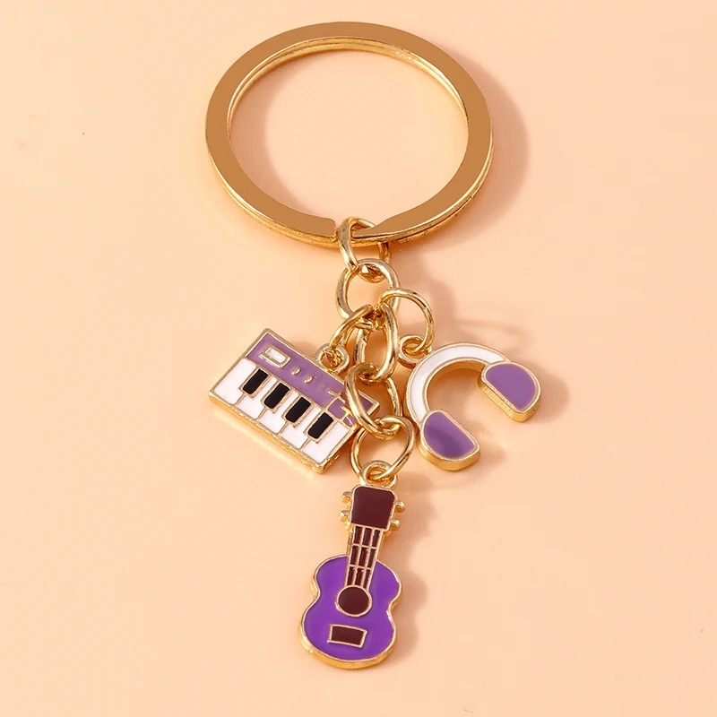 Llavero de guitarra e instrumentos musicales de metal en color violeta