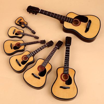 Diferentes tamaños de guitarra acústica miniatura con estuche y soporte para guitarra - 3 tamaños - ¡5 colores!