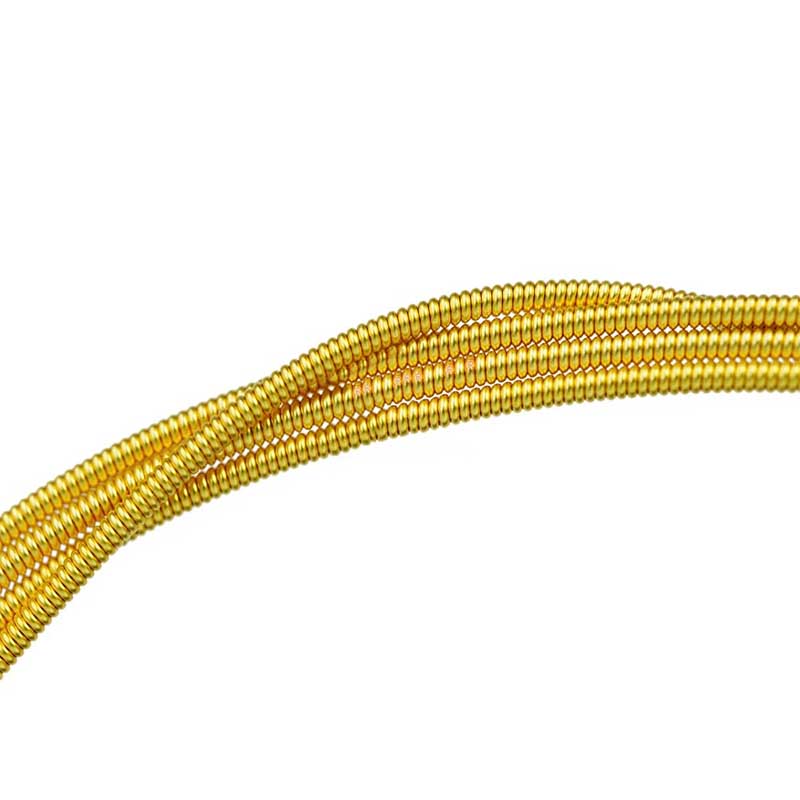 Vista detallada de las cuerdas de una guitarra clásica para conciertos - Nylon dorado cristalino y agudos en carbono con un sonido lleno, rico y potente