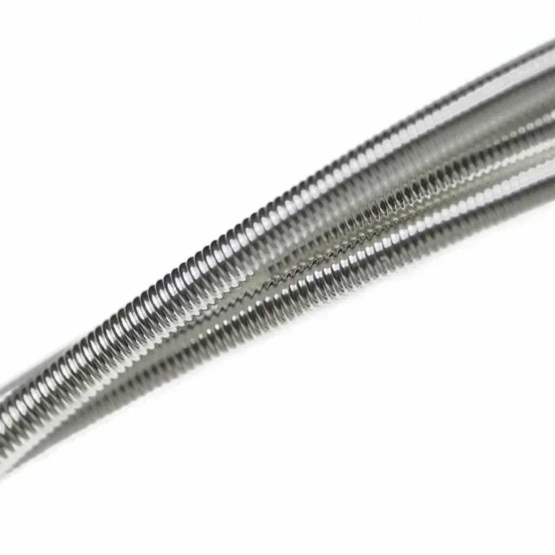 Vista detallada de las cuerdas de guitarra clásica de nylon de color oro cristal con apariencia brillante y agudos definidos