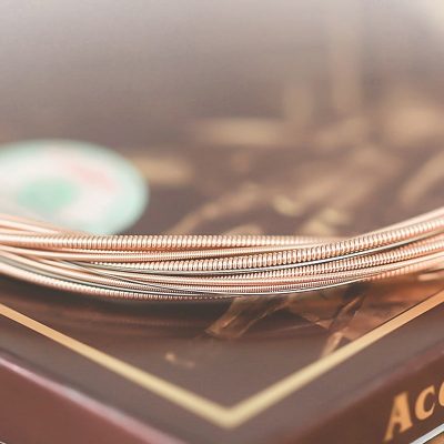 Vista general de cuerdas para guitarra acústica - Bronce fosforado, cálido, sonido claro, extremos de las bolas marcados especialmente para una afinación más fácil