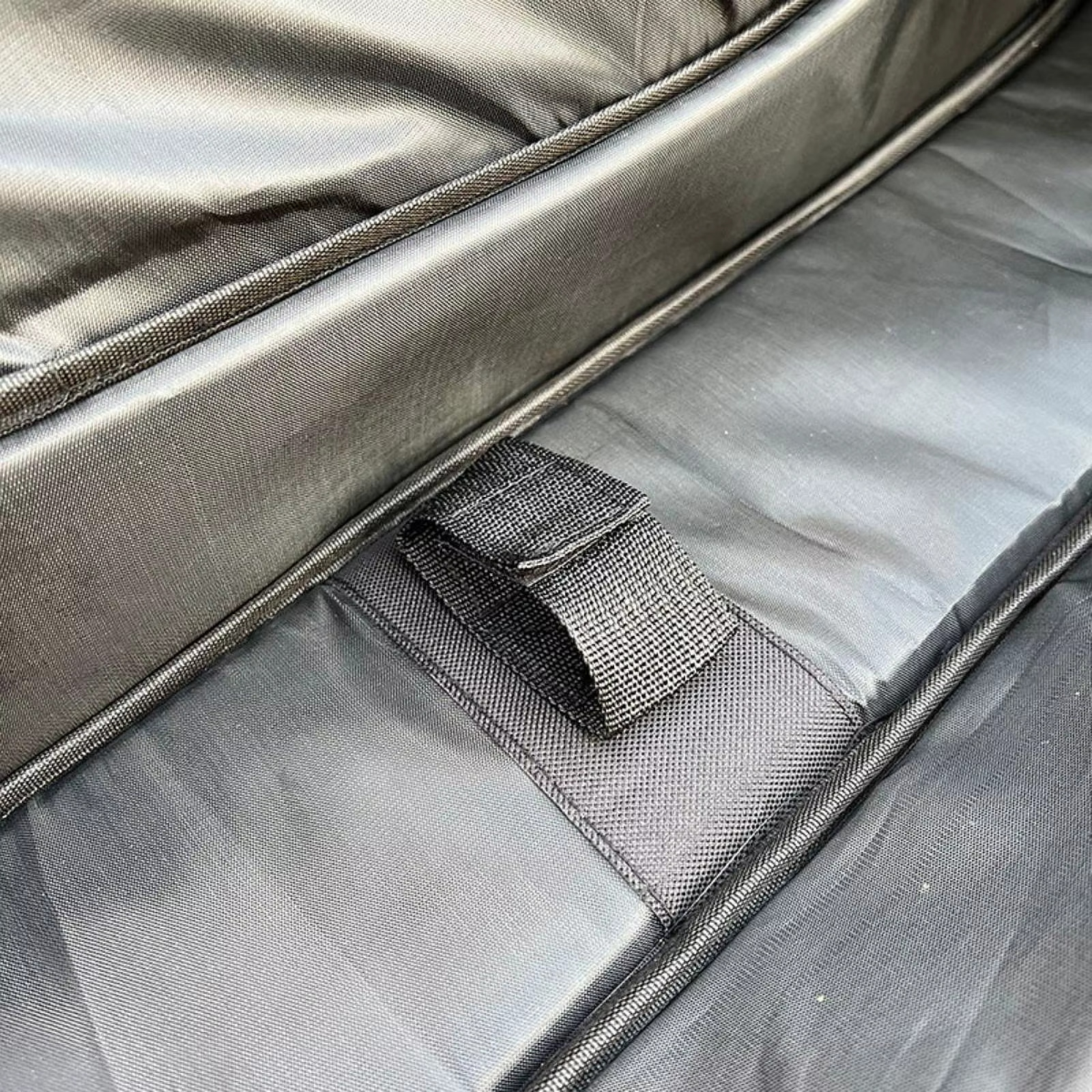 Interior de la funda rígida para banjo con correa y bolsillo de almacenamiento